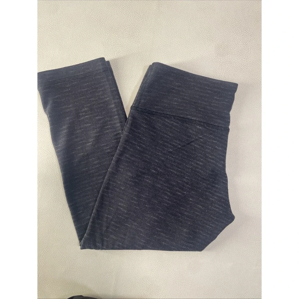 Lululemon‎ gray and black textured athletic capri leggings Size 8